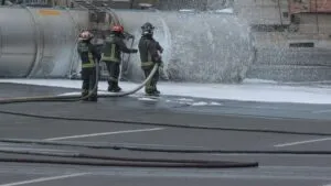 Cierran autopista México-Pachuca por volcadura de pipa con ácido