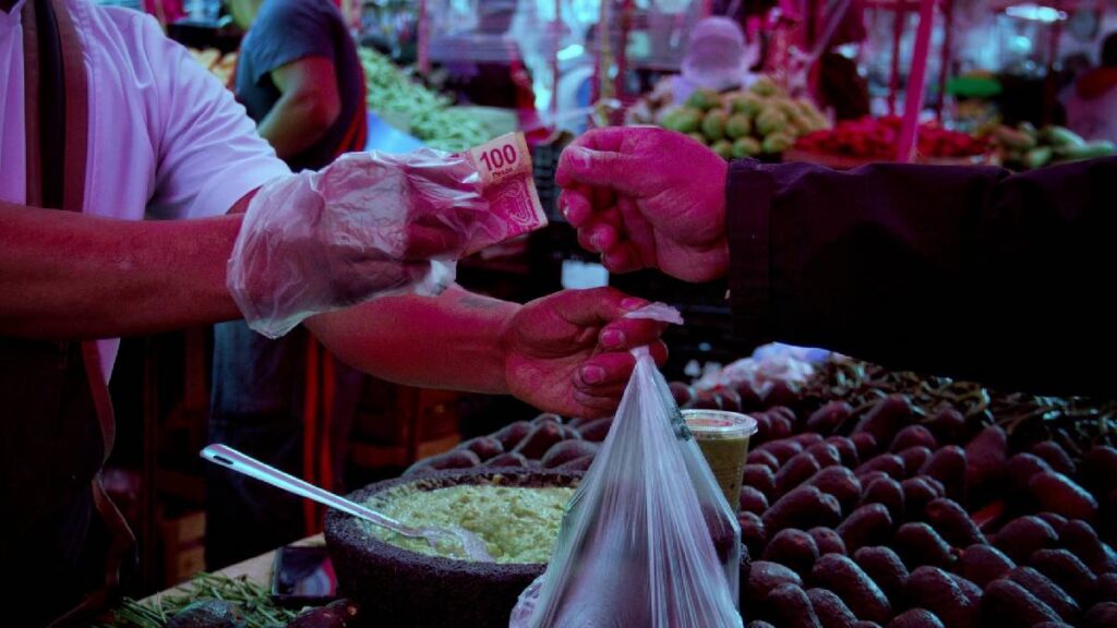 La pobreza laboral baja en México, pero expertos alertan que 2026 será clave para sostener el avance.