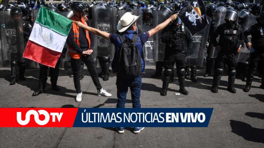 Policía impide paso de marcha en Centro Histórico