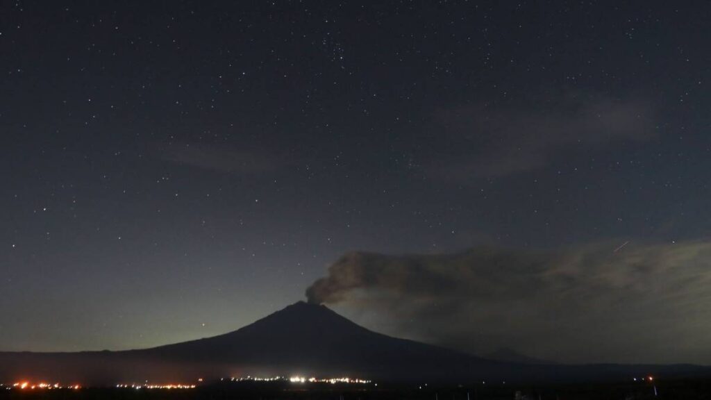 Más de 18 objetos brillantes cruzaron sobre el Popocatépetl.