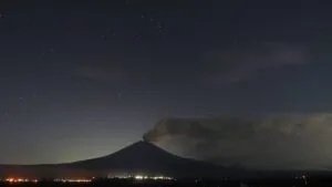 ¿Qué son? Registran múltiples luces desplazándose sobre el volcán Popocatépetl