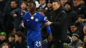 Caicedo vive un tenso momento al ser expulsado del Chelsea vs. Arsenal por la Premier League