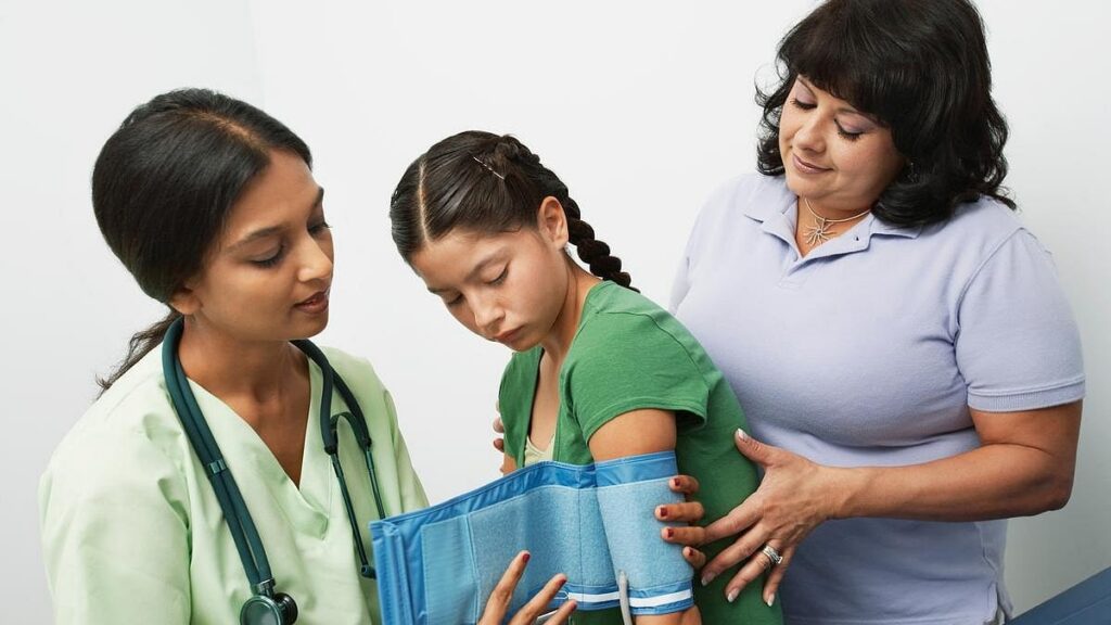 Presión arterial alta se duplica entre niños y adolescentes