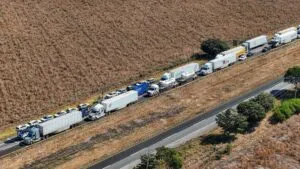 Gobierno acusa ampliación de bloqueos pese a mesa de diálogo con productores