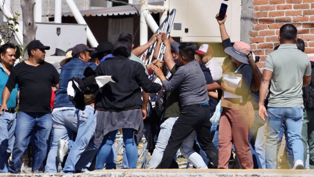 Protesta CNTE contra Claudia Sheinbaum por segundo día, ahora en Oaxaca