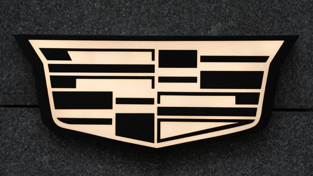 Impactante proyección de Cadillac en Las Vegas alista el regreso de Checo Pérez a la F1