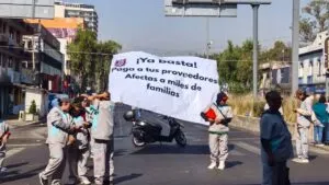 Trabajadores de limpieza del IPN bloquean Circuito Interior en demanda de pagos atrasados