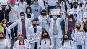 Por falta de insumos, médicos convocan a paro nacional y se suman a marcha de Generación Z