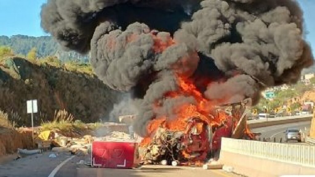 Un camión de carga se incendió en la autopista Naucalpan - Toluca. Foto: Guardia Nacional Carreteras