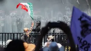 Ciudadano que portaba bandera en marcha de CDMX cayó por sí mismo: SSC
