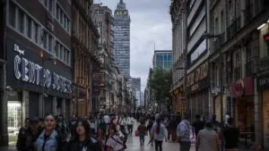 Video: auto deportivo invade Madero y circula entre peatones en CDMX