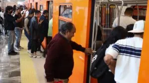Metro CDMX reabre todas sus estaciones tras desfile y marcha