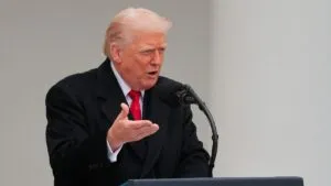 Trump presume un “acuerdo inminente”; Europa cuestiona la paz Rusia-Ucrania