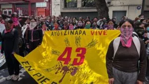 Familiares de los 43 normalistas de Ayotzinapa encabezan las movilizaciones en CDMX este 27 de noviembre