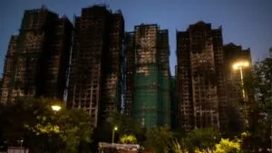 Autoridades de Hong Kong detienen a ocho personas tras incendio que dejó 128 muertos