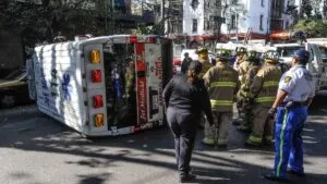 Vuelca ambulancia en la CDMX; es el segundo caso en una semana: imágenes