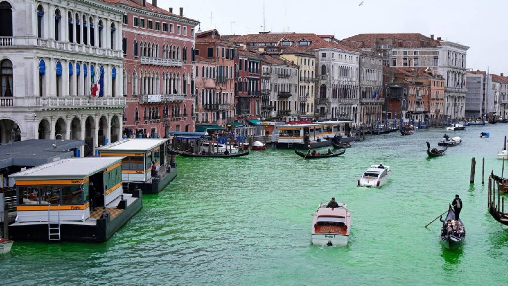 activistas-tinen-verde-gran-canal-venecia-protesta-climatica-cop30