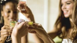 Video: muere mujer tras reto en bar