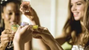 Video: muere mujer tras reto en bar