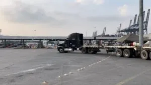 Aduana de Manzanillo detiene operaciones ante bloqueos carreteros