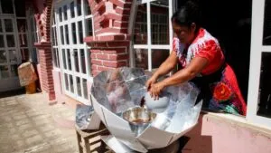 Cocinar sin gas ni leña: así trabajan las “cocineras solares” en Oaxaca