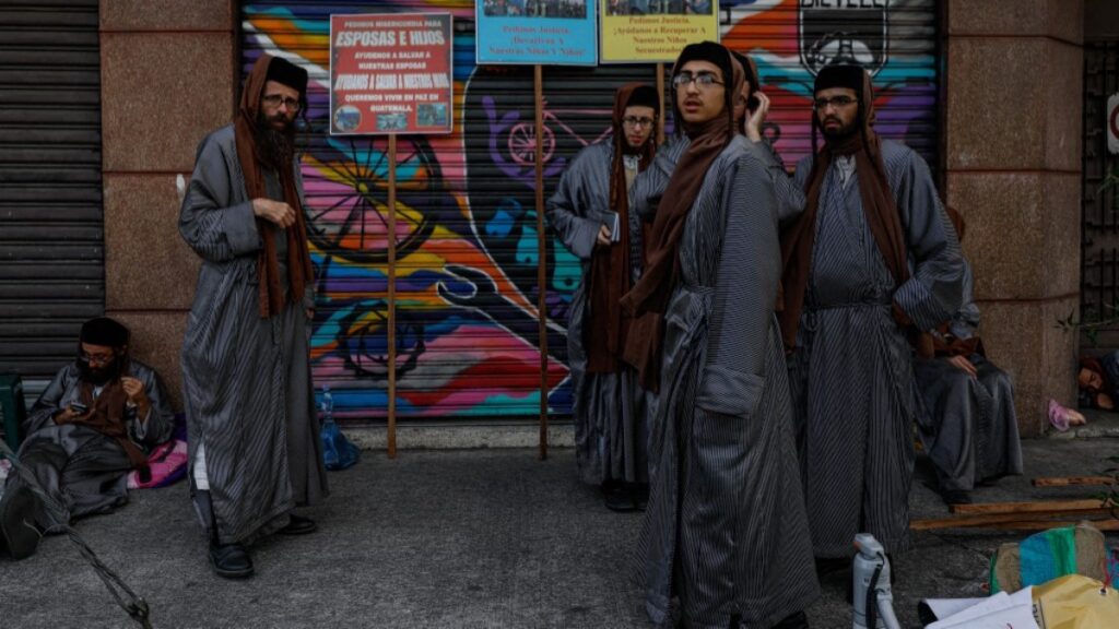 Miembros de la secta Lev Tahor. Foto: AFP