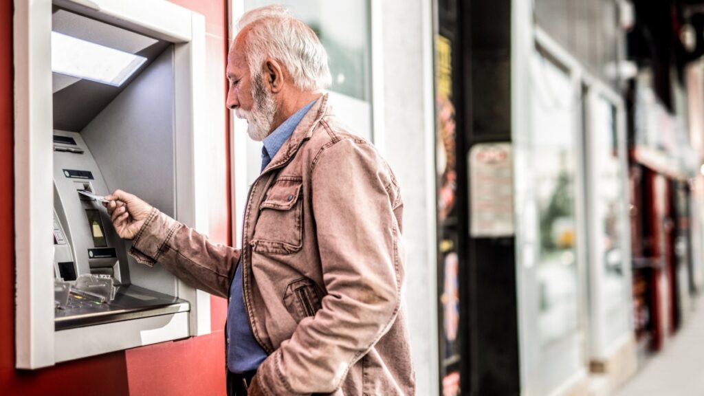 ¿Dónde más puedes retirar tu pensión Bienestar? Foto: Gettyimages