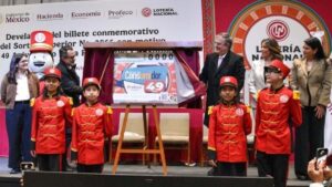 Emiten billete de Lotería Nacional por 49 años de la Revista del Consumidor