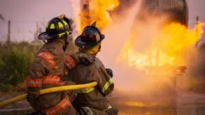 Fuego arrasa casa en Zapopan; hay un adulto mayor herido