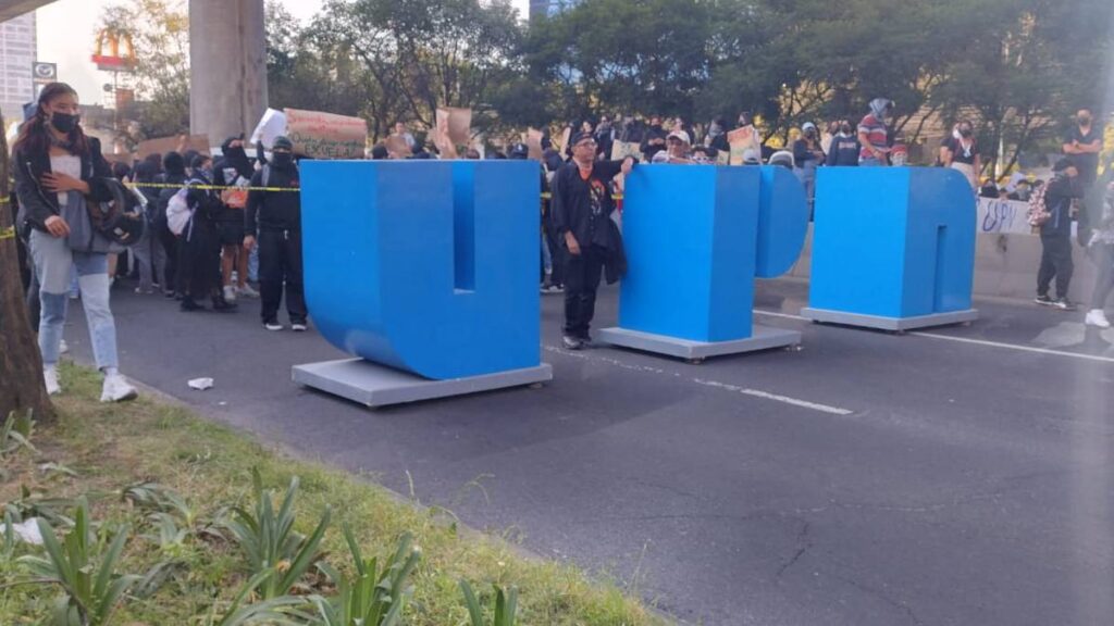 Cierran estudiantes de la UPN Periférico Sur.