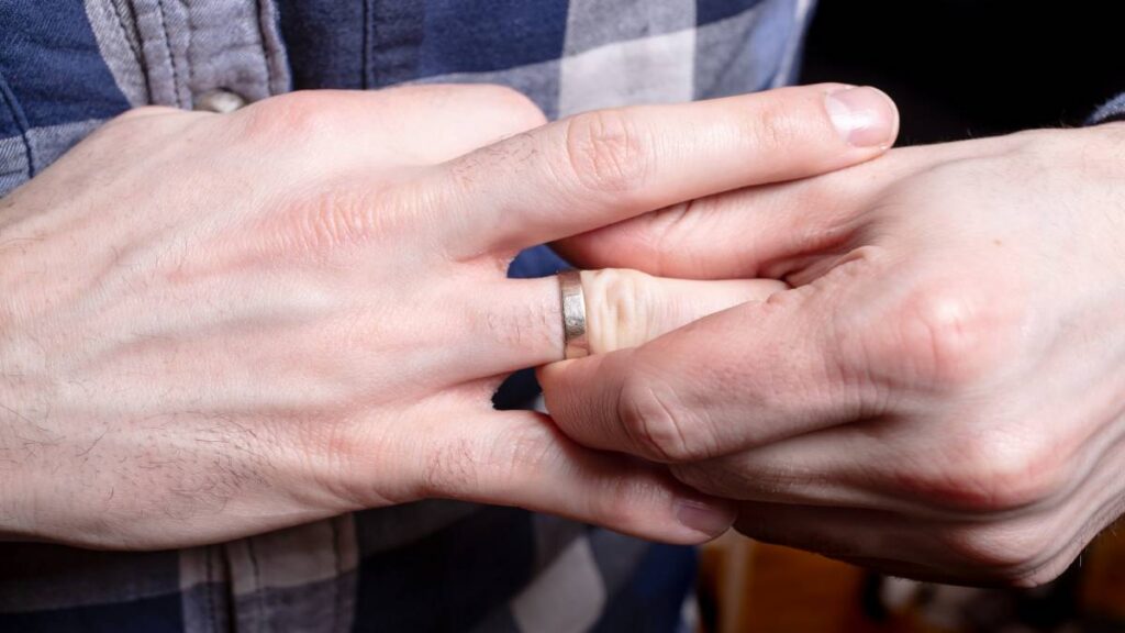 ¿Cómo quitar anillos atorados en el dedo? 3 pasos sencillos para no lastimarse