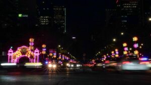 Desde el aire: Reforma y el Zócalo brillan por el Día de Muertos