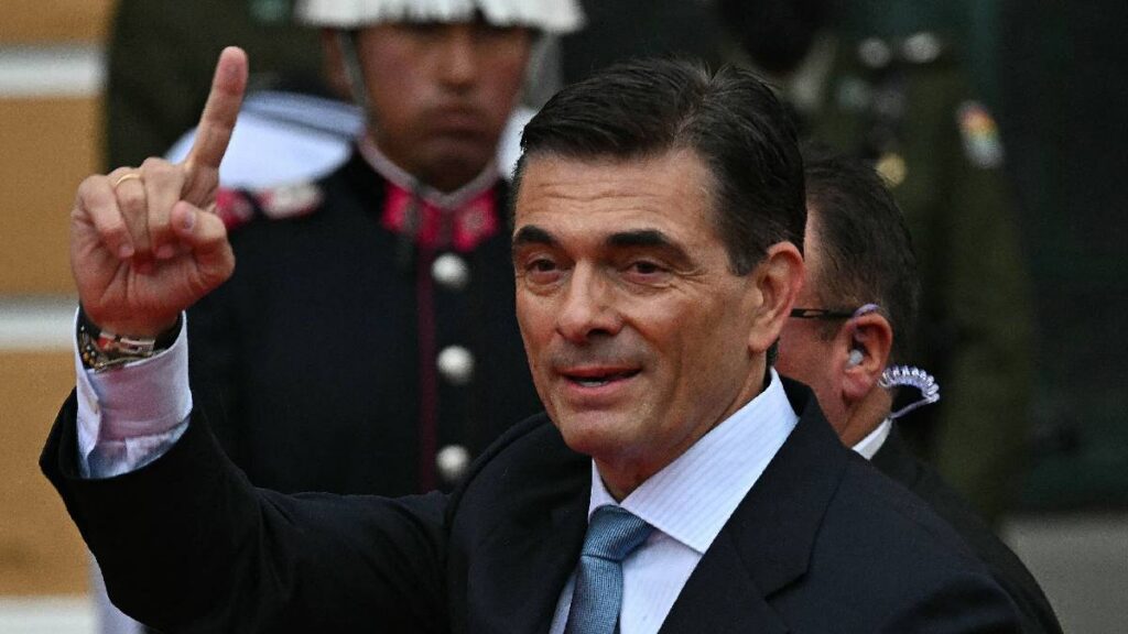 Rodrigo Paz asume la presidencia de Bolivia y finaliza 20 años de socialismo; enfrenta crisis económica y reformas en subsidios y economía.