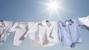 ¿Está húmeda o solo fría? El sencillo truco para saber si la ropa tendida ya está seca