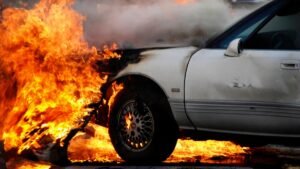 Se incendia camioneta en el segundo piso del Periférico