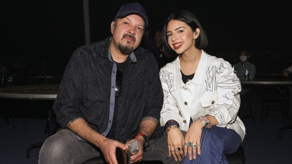 Se viraliza live de Pepe Aguilar donde defiende y bromea sobre supuestas esponjas de Ángela