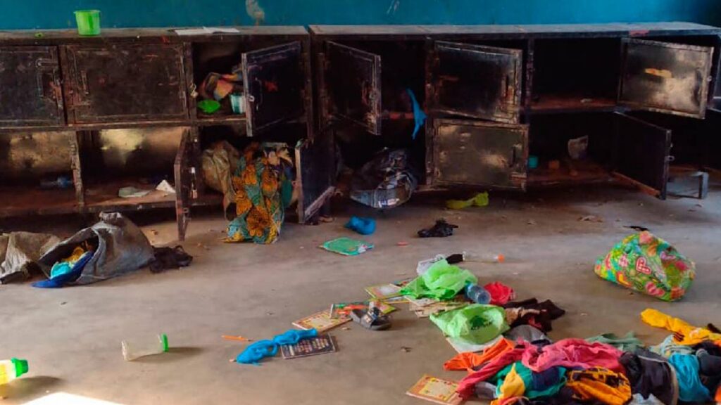 El secuestro en la escuela St. Mary elevó a 315 los raptados; Nigeria ordena cierre de escuelas por ola de ataques.