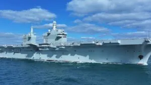 Así es el “Sichuan”, buque de asalto anfibio chino, que ya realiza su primera prueba en el mar