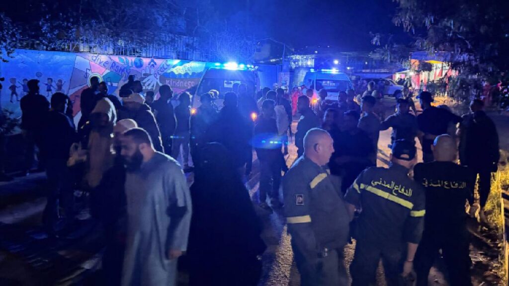 Ataque israelí en Sidón deja 13 muertos; Israel dice que golpeó militantes y Hamas niega presencia militar en el campamento.