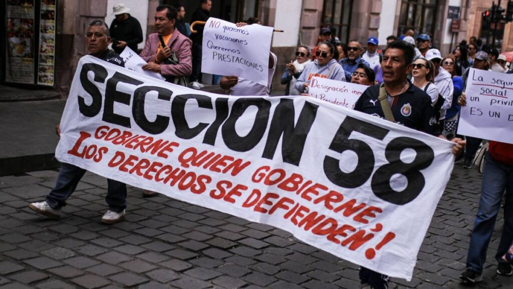 Maestros mantienen bloqueo en bulevar Adolfo López Mateos en Zacatecas.