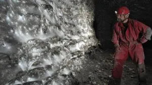 La telaraña más grande del mundo está en la “Cueva del Azufre”: 111 mil arañas viven ahí