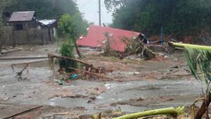 Supertifón Fung-wong toca tierra en Filipinas y causa la muerte, de al menos, dos personas