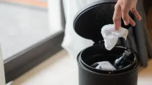 ¿Tiras tus tickets? Delincuentes usan tu basura para estafarte; alertan por “trashing”