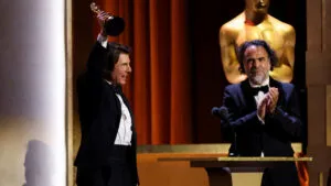 Tom Cruise recibe su primer Oscar a manos de Alejandro González Iñárritu: “Él es mexicano”