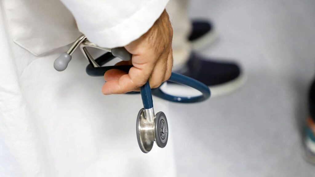 Trabajadores de Salud de Zacatecas colocan lonas para manifestarse.