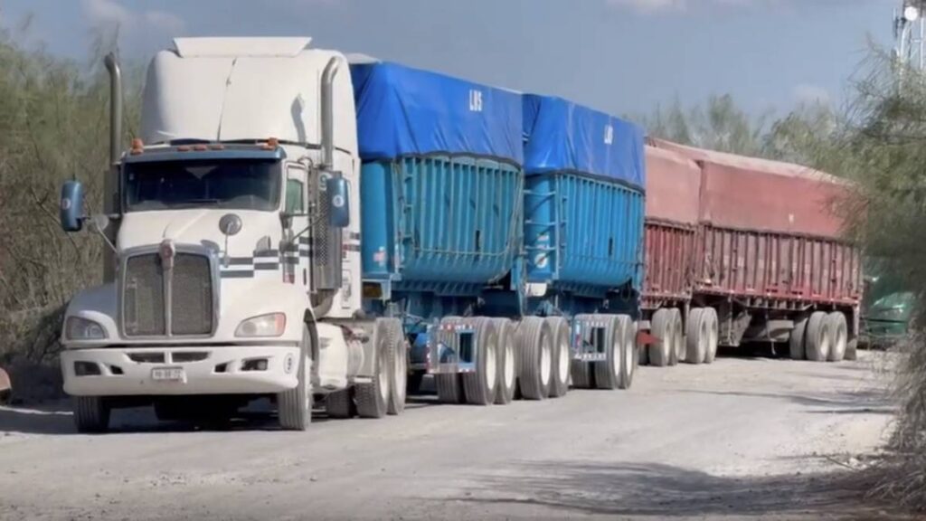 Tráileres varados en Tamaulipas llevan granos de Estados Unidos.