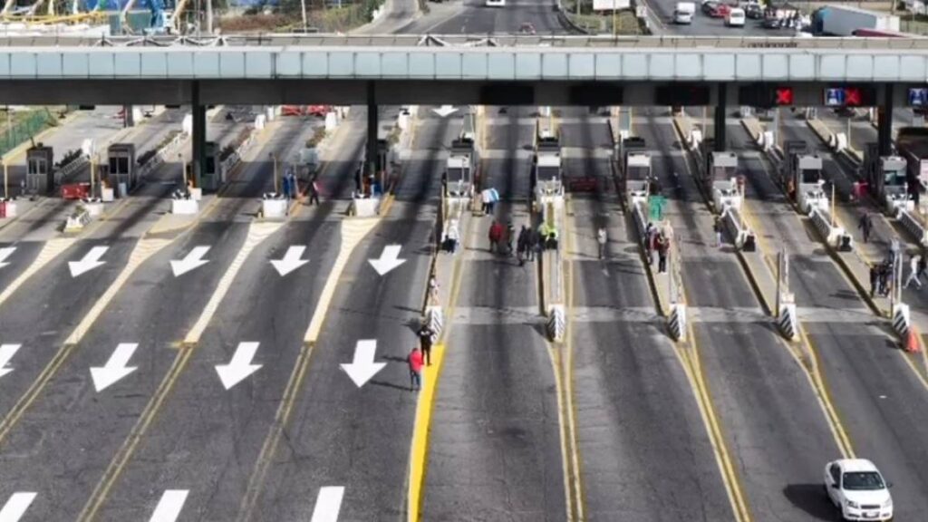 Transportistas levantan plumas de caseta en Tepotzotlán.