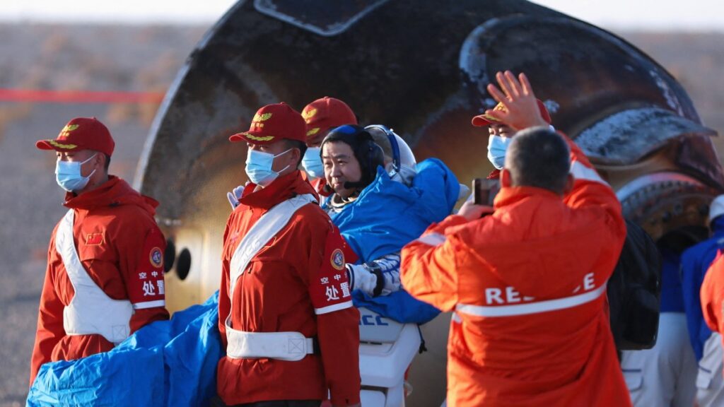 Tras días de incertidumbre, vuelven a la Tierra tres astronautas chinos