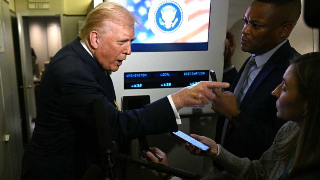 Trump calla a reportera