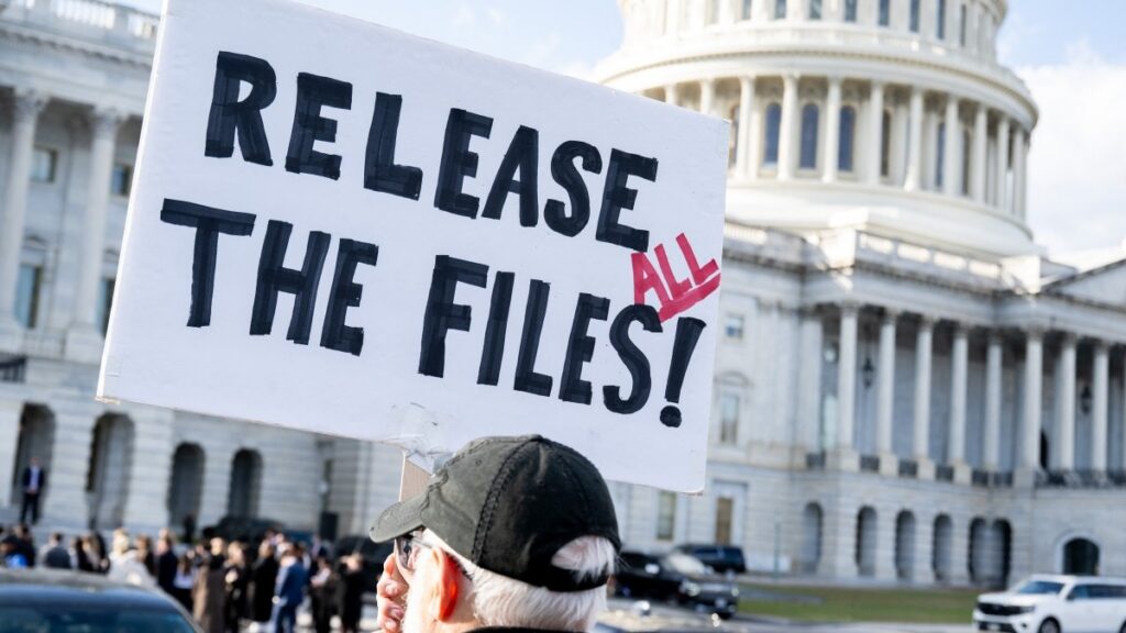 Trump revira y llama a congresistas a divulgar más archivos Epstein